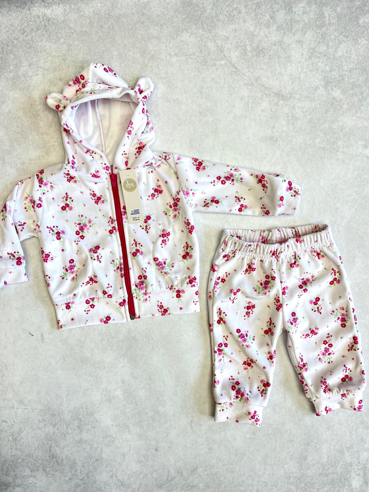 Conjunto plush campera con orejitas y pantalón