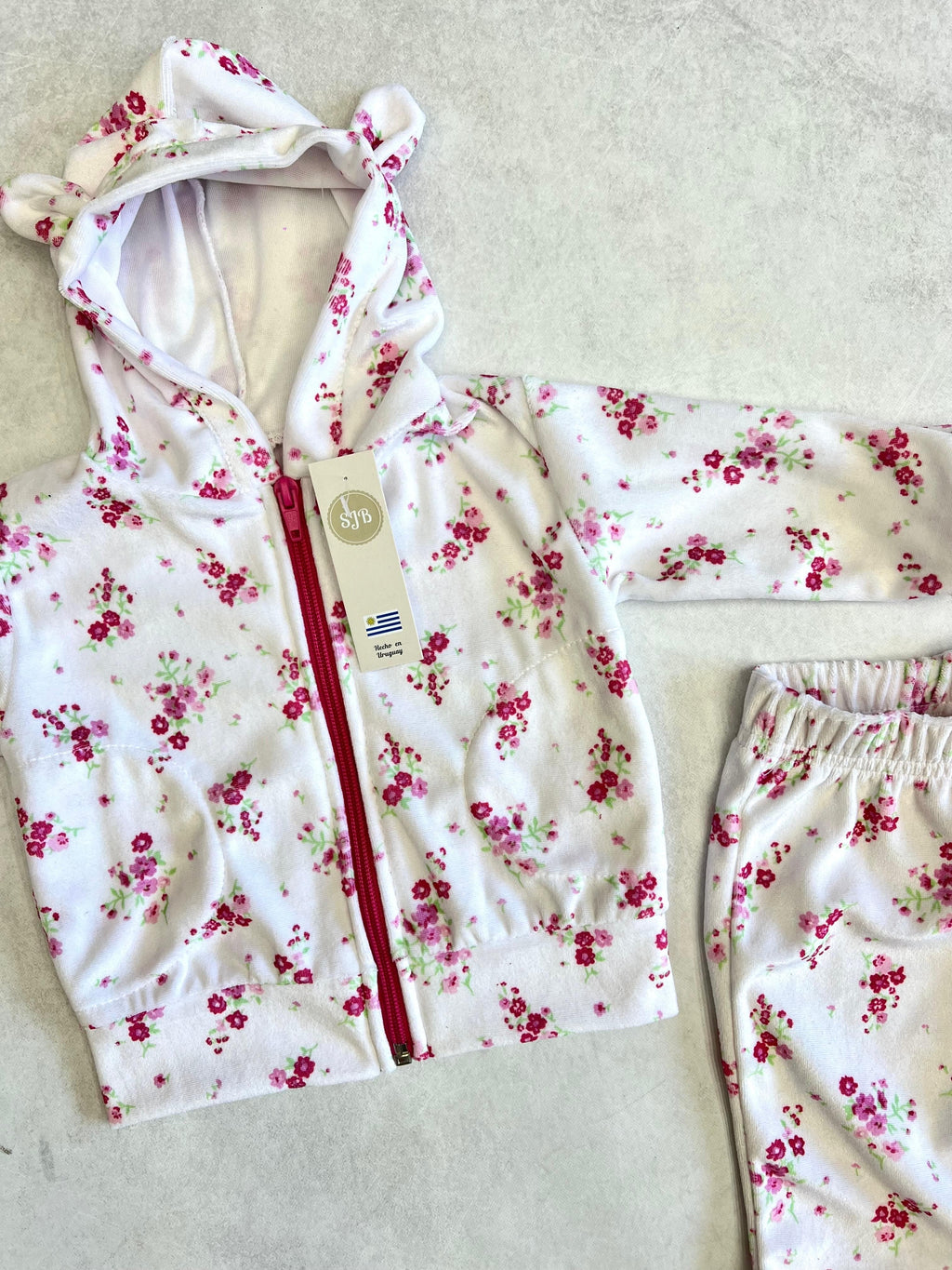 Conjunto plush campera con orejitas y pantalón