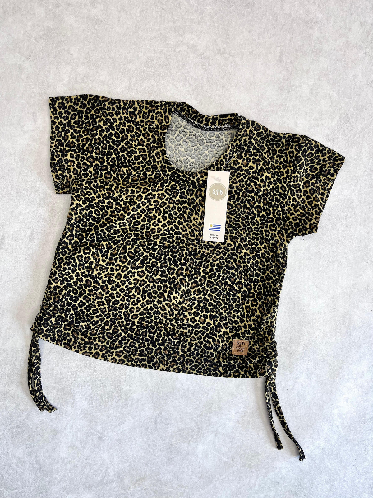 REMERA PRINT CON AJUSTE EN LOS COSTADOS