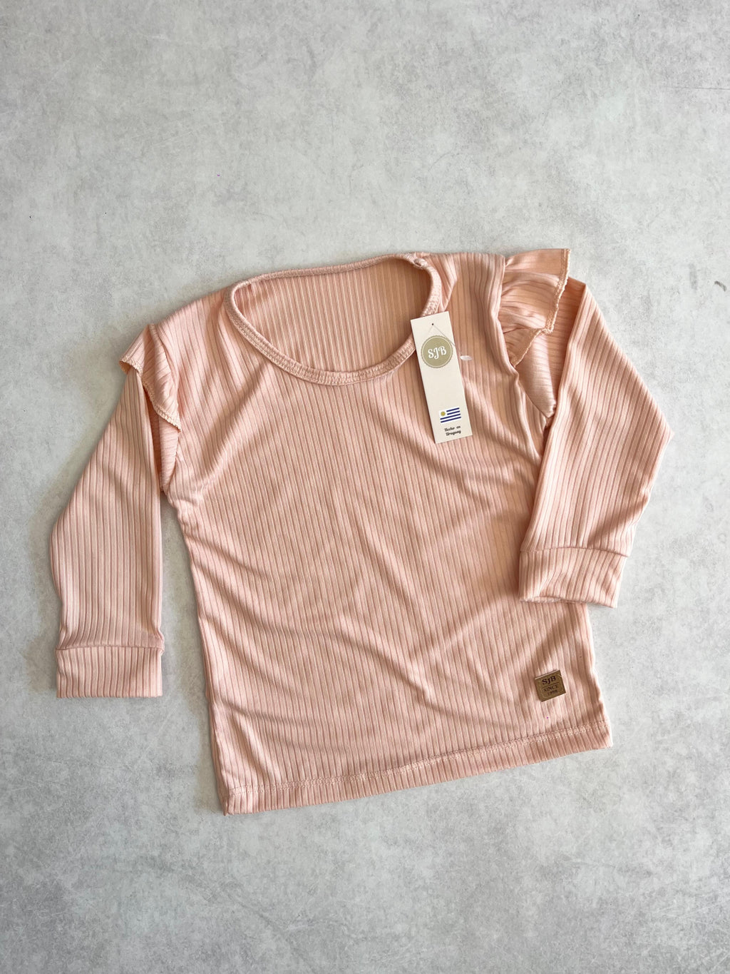 REMERA CON VOLADITOS