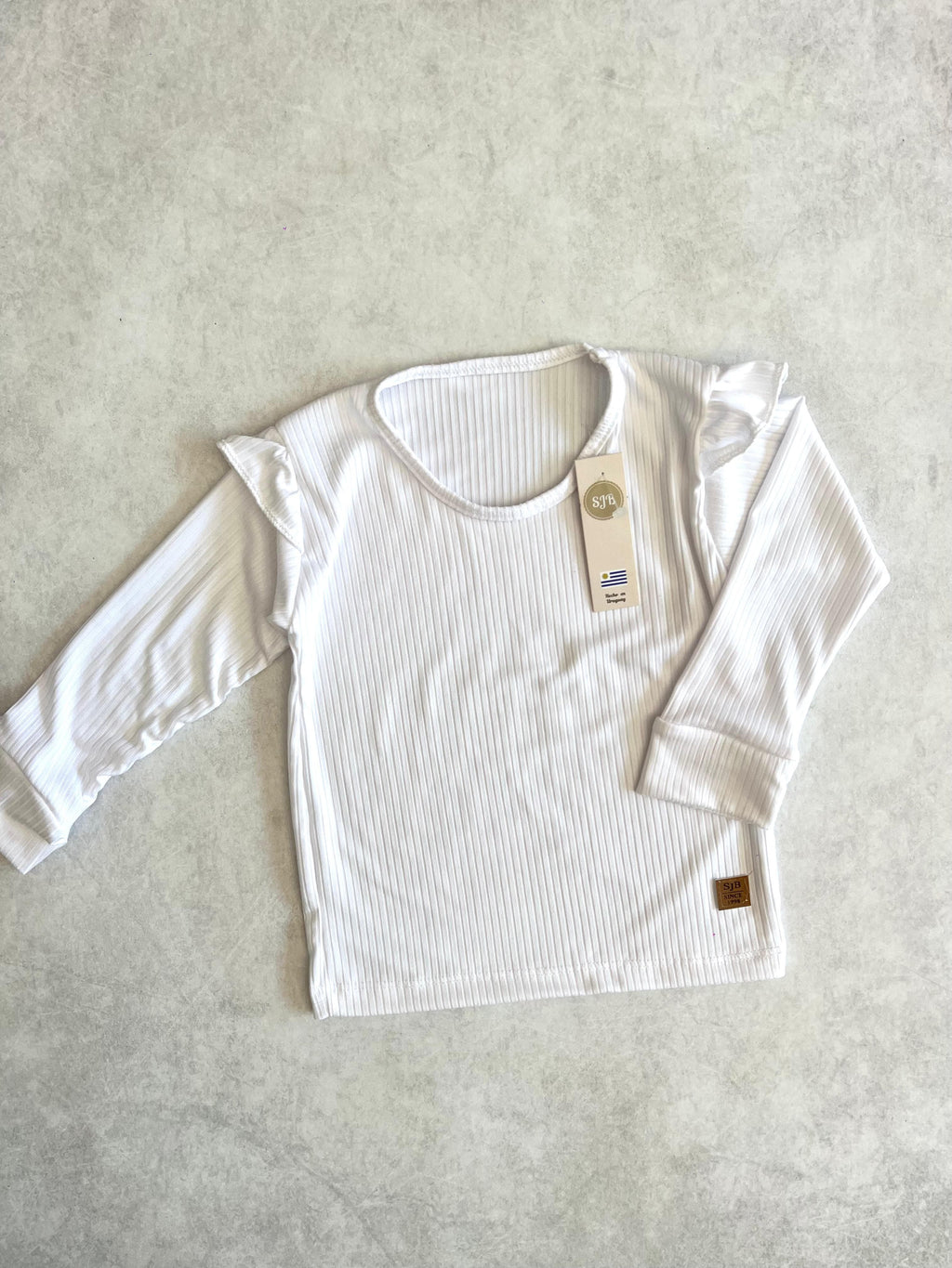 REMERA CON VOLADITOS