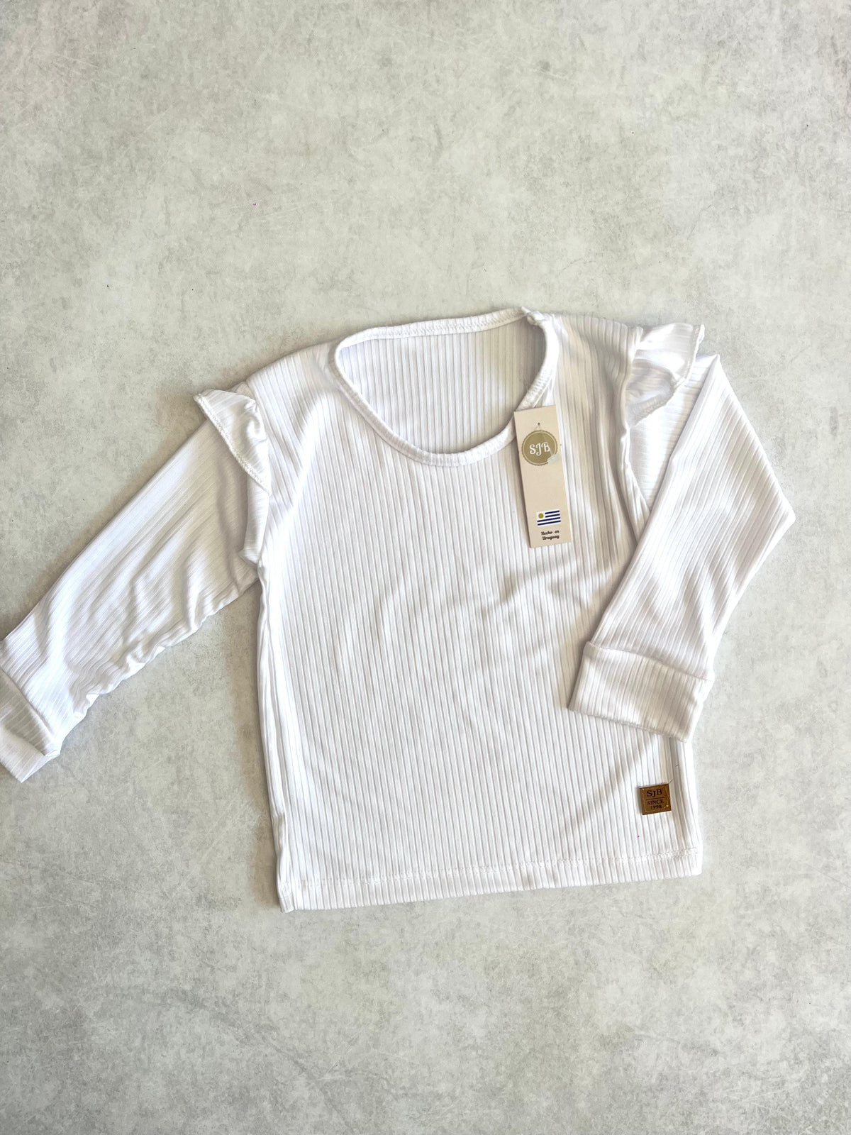 REMERA CON VOLADITOS