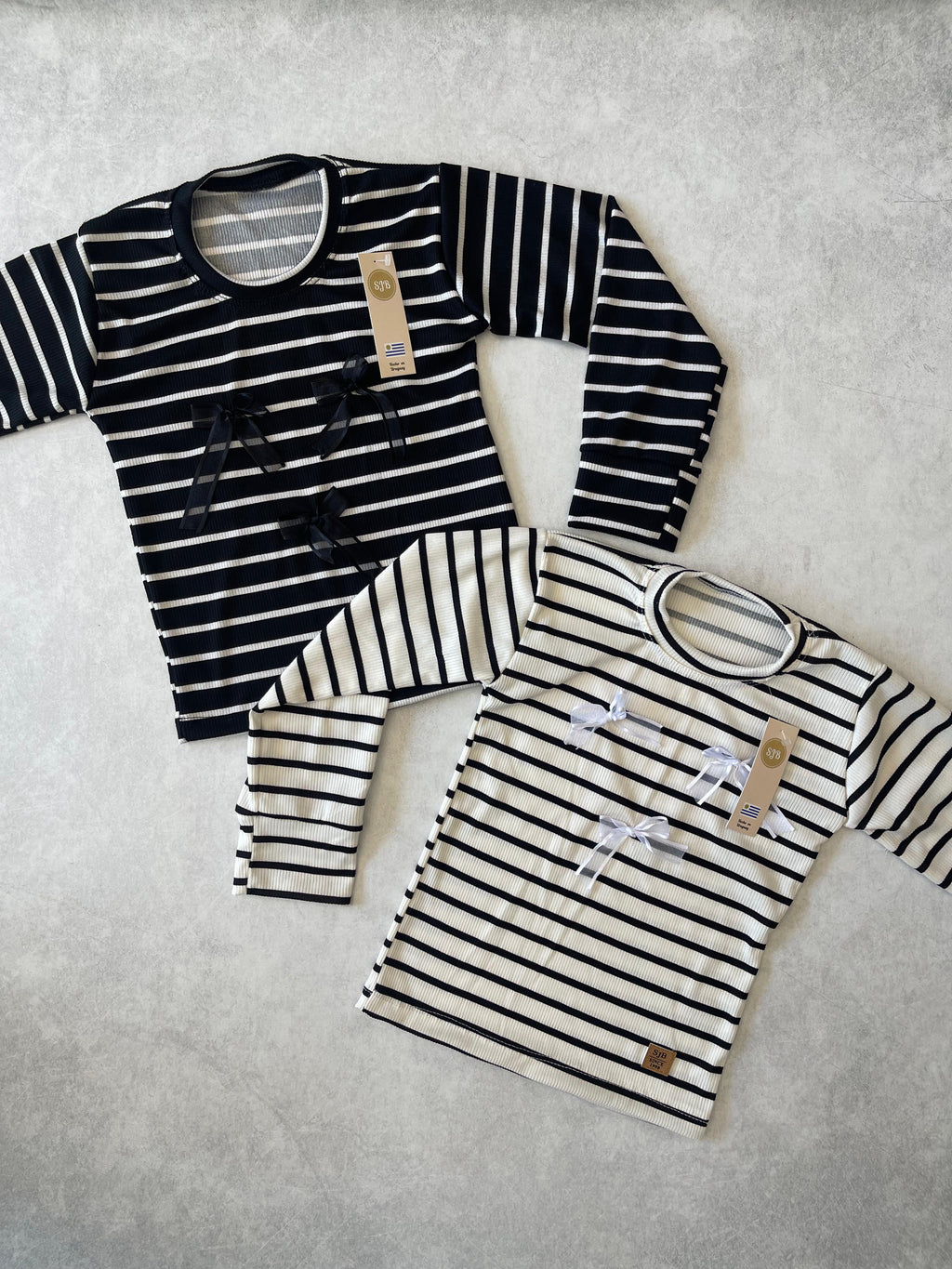 REMERA RAYAS CON MOÑITAS