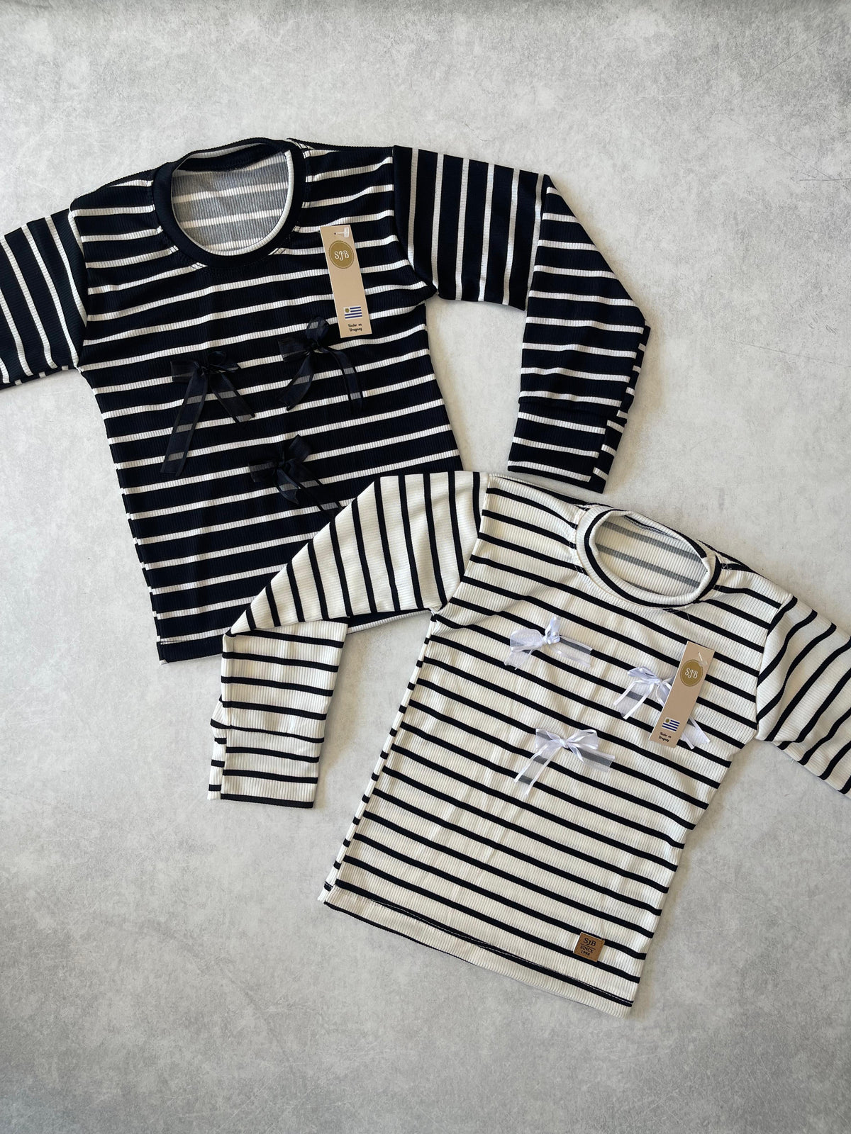 REMERA RAYAS CON MOÑITAS