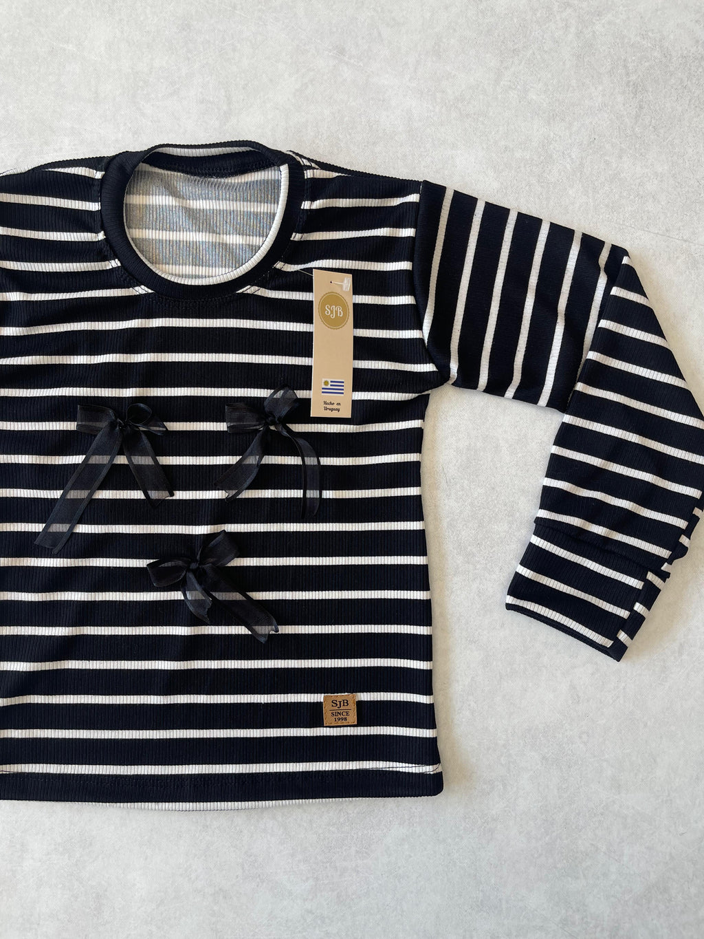 REMERA RAYAS CON MOÑITAS
