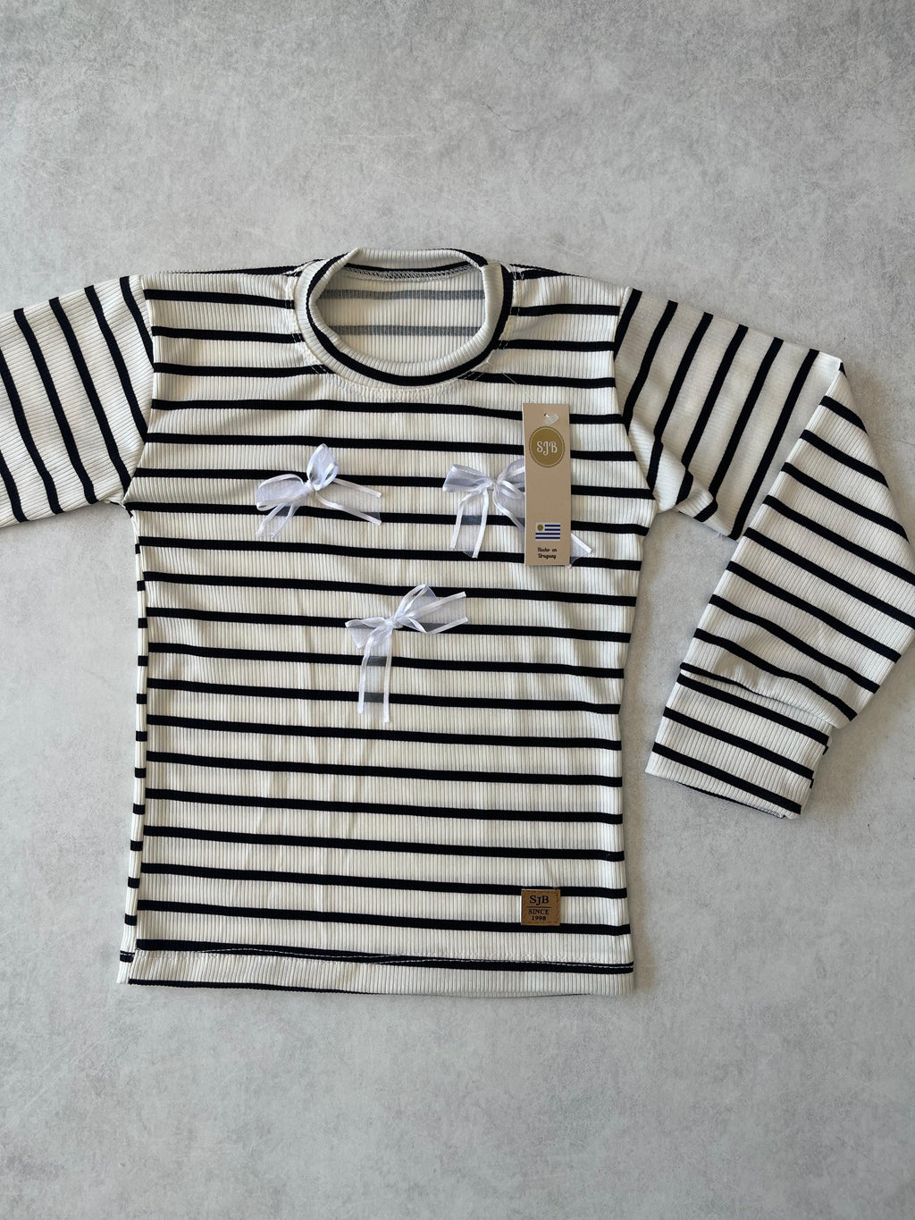 REMERA RAYAS CON MOÑITAS