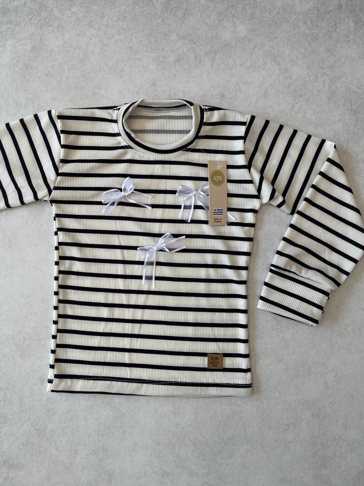 REMERA RAYAS CON MOÑITAS