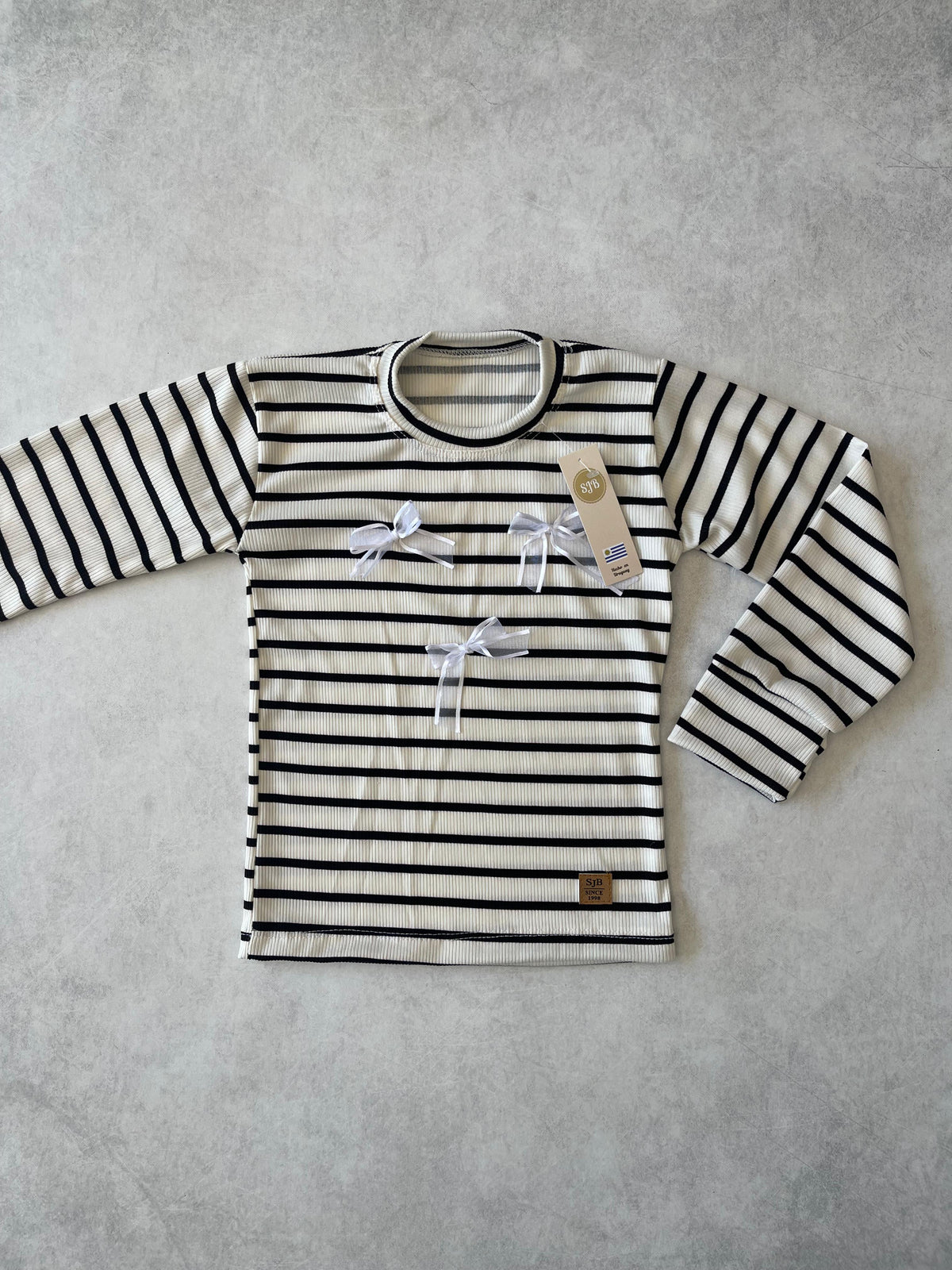 REMERA RAYAS CON MOÑITAS