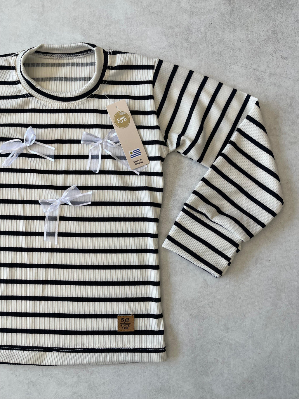 REMERA RAYAS CON MOÑITAS