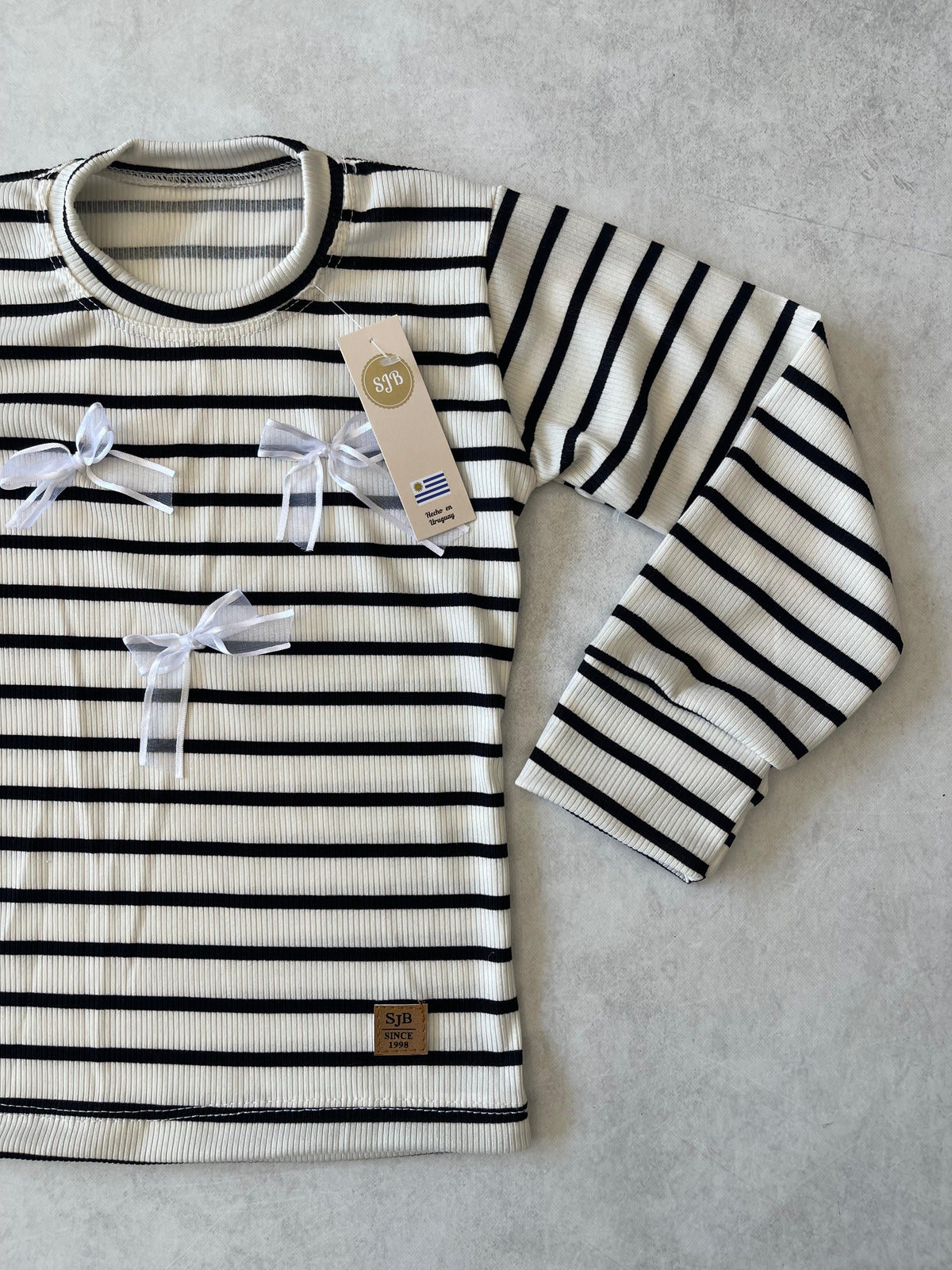 REMERA RAYAS CON MOÑITAS