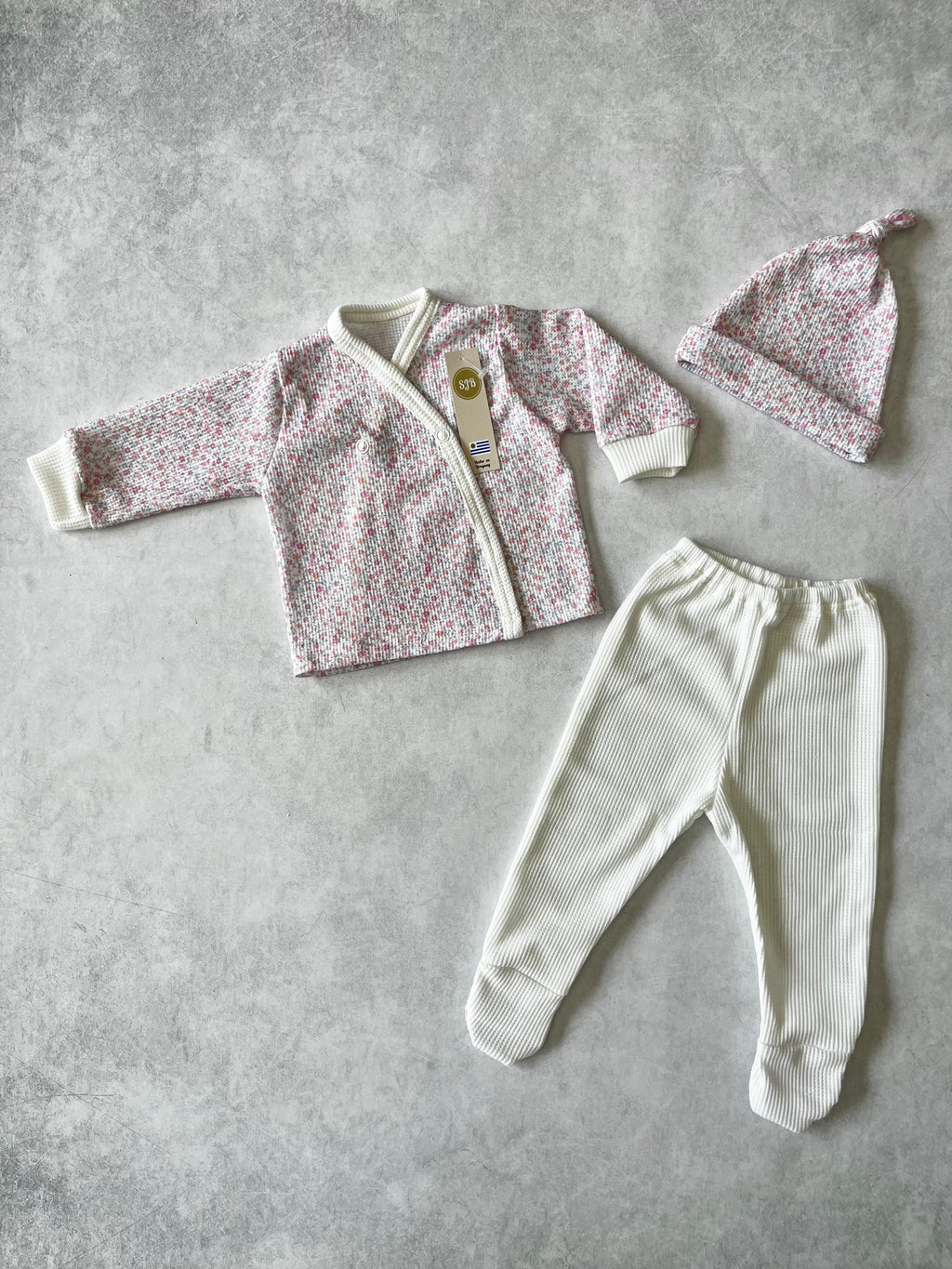 CONJUNTO BATA ESTAMPADA, PELELE Y GORRITA