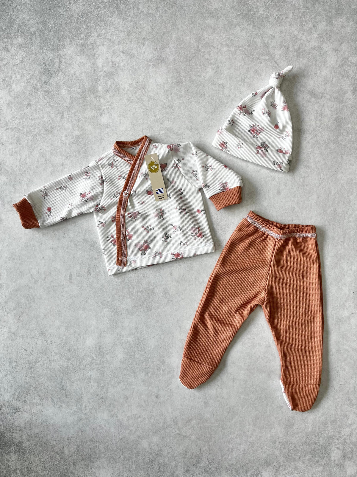 CONJUNTO BATA ESTAMPADA, PELELE Y GORRITA