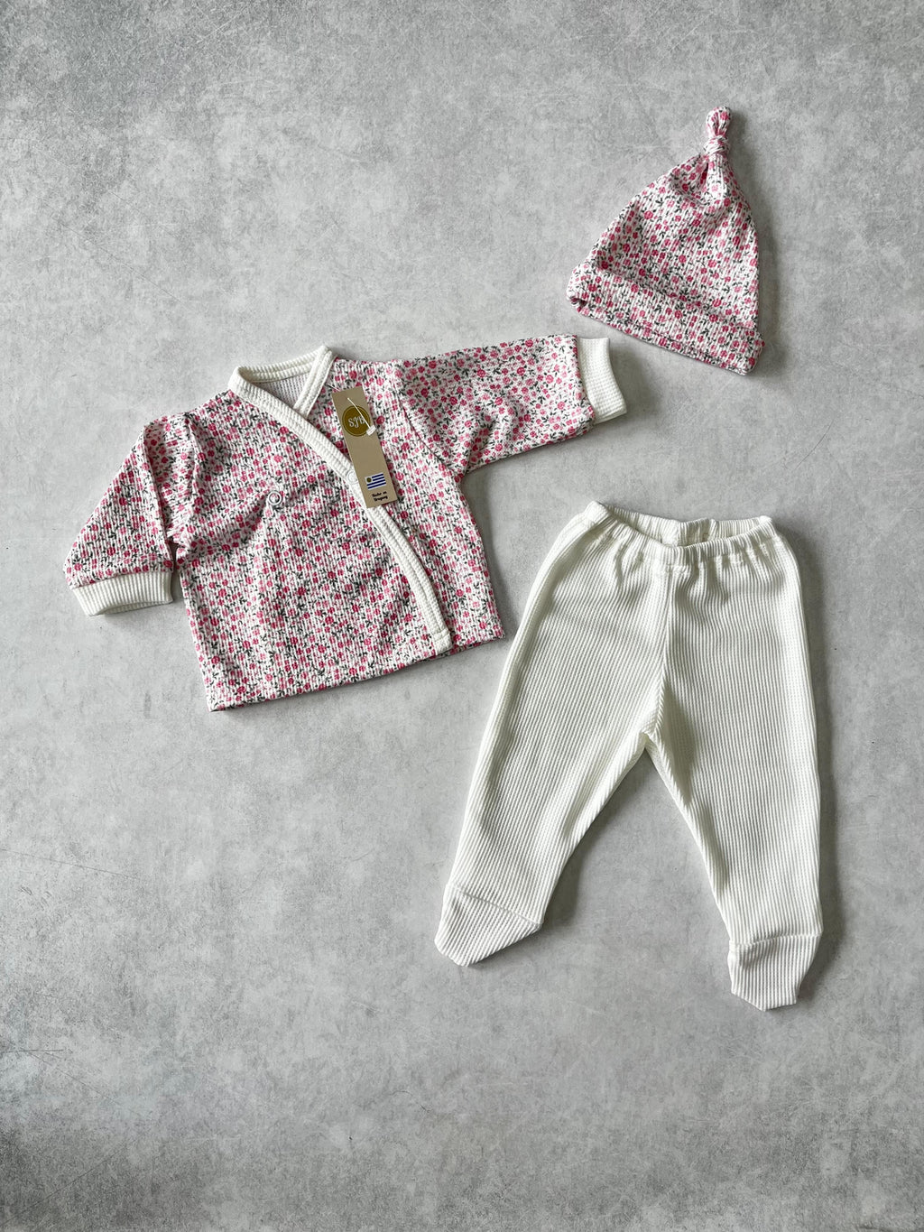 CONJUNTO BATA ESTAMPADA, PELELE Y GORRITA