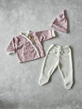 CONJUNTO BATA ESTAMPADA, PELELE Y GORRITA