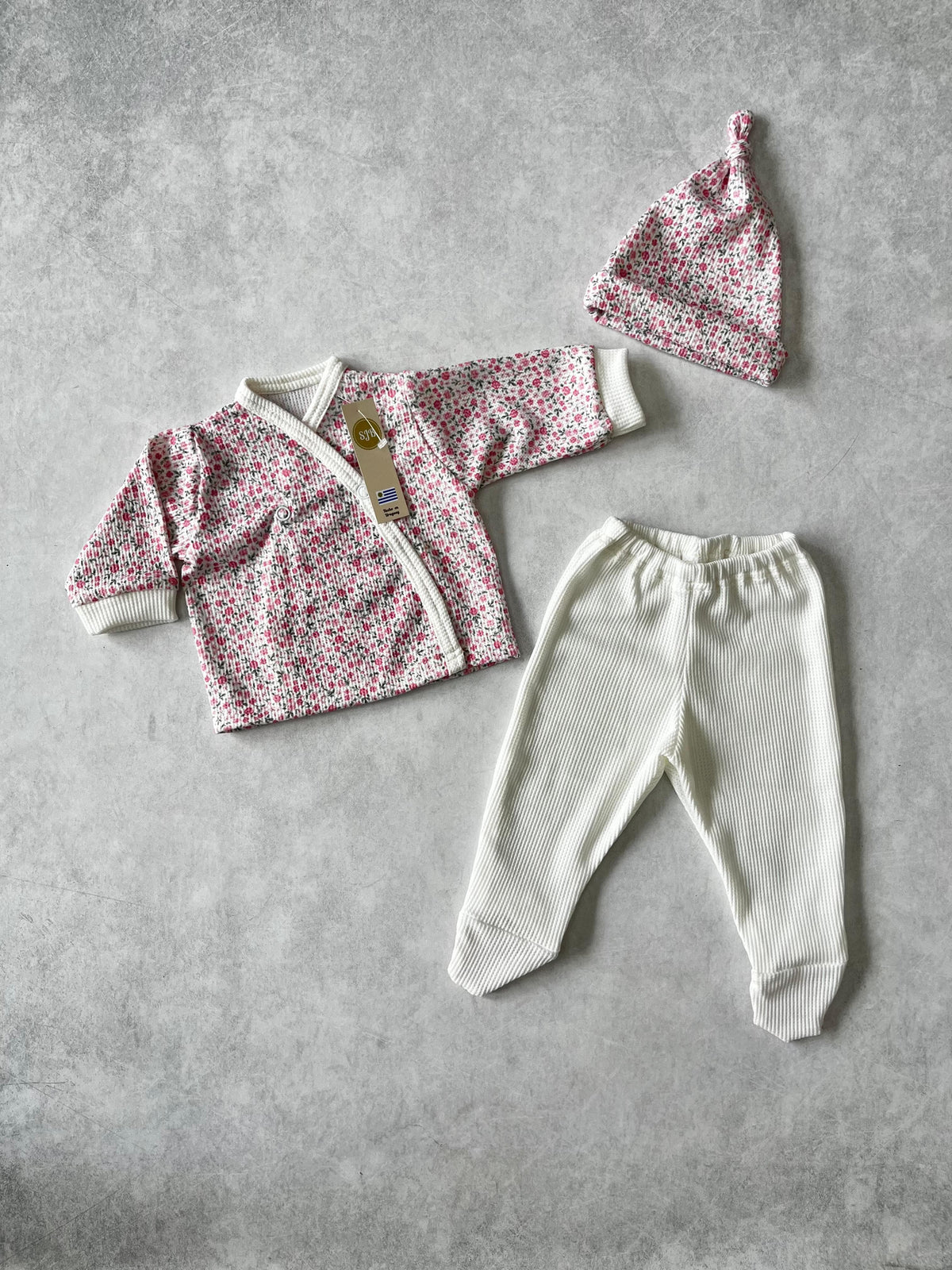 CONJUNTO BATA ESTAMPADA, PELELE Y GORRITA