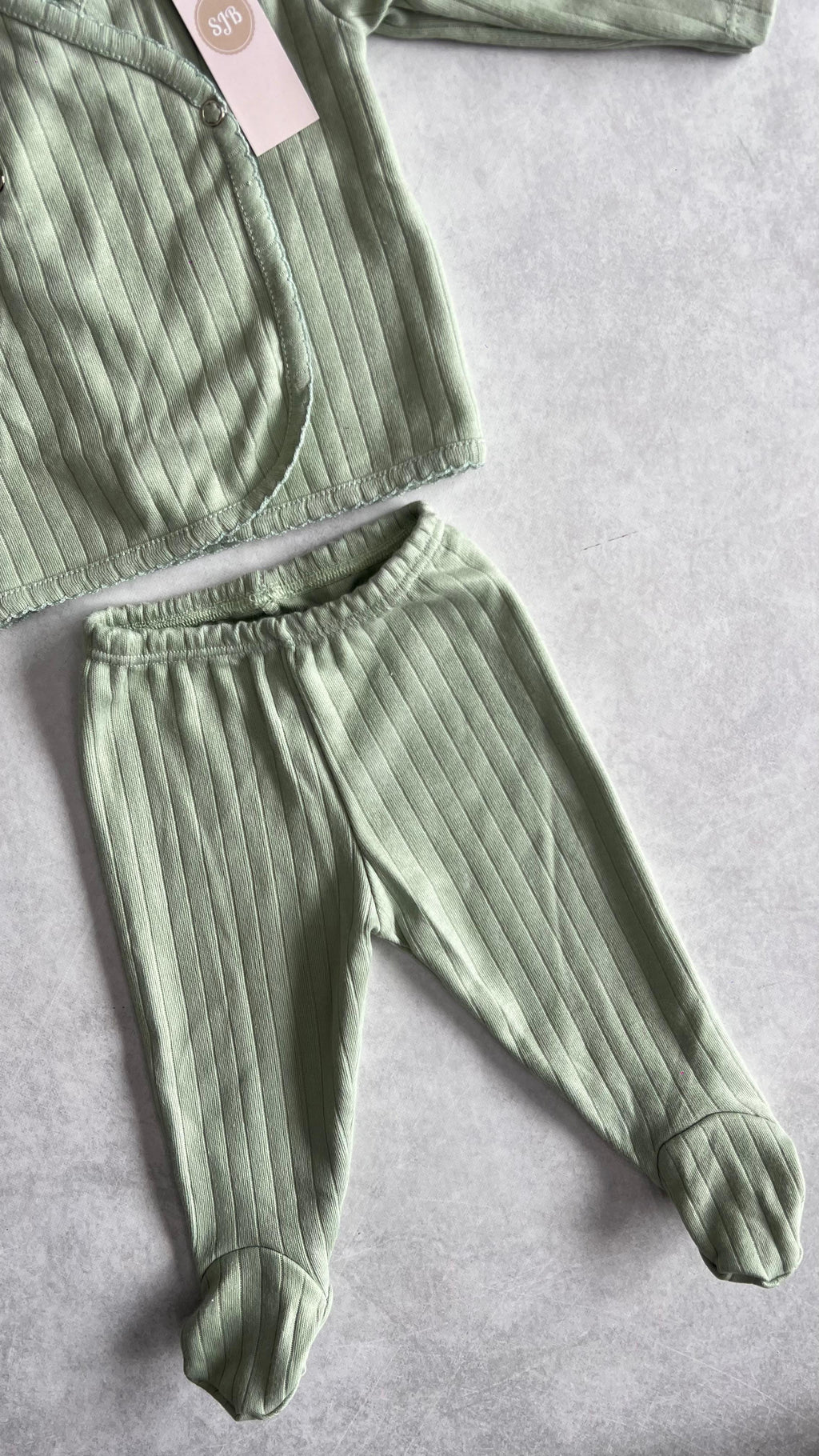 CONJUNTO BATA CRUZADA, PELELE Y GORRITA