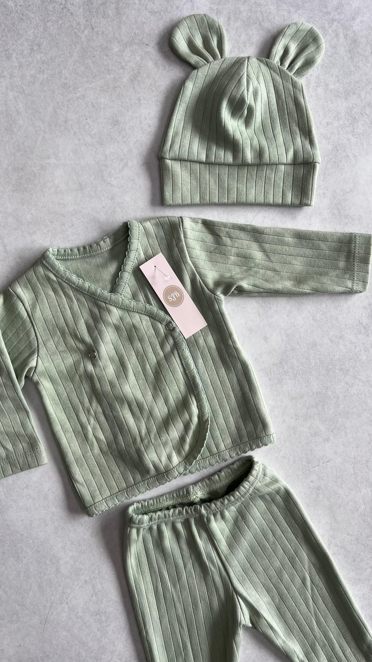 CONJUNTO BATA CRUZADA, PELELE Y GORRITA