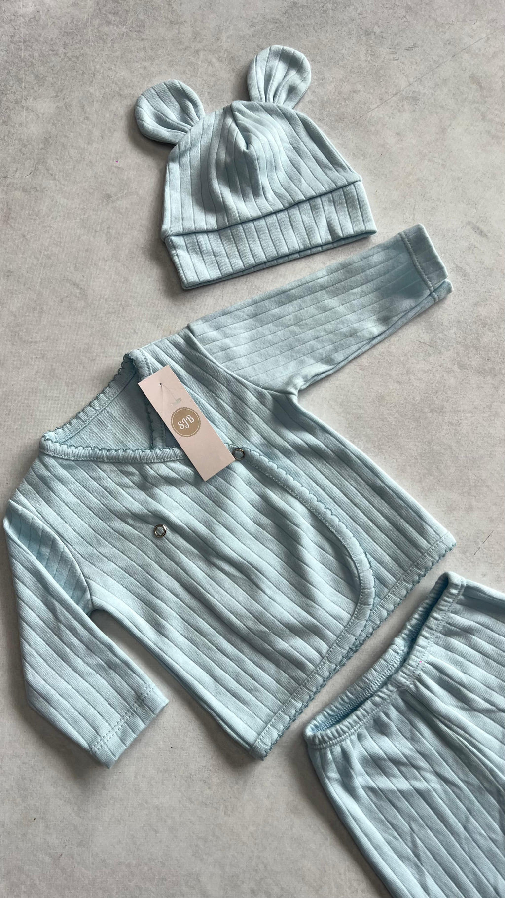 CONJUNTO BATA CRUZADA, PELELE Y GORRITA