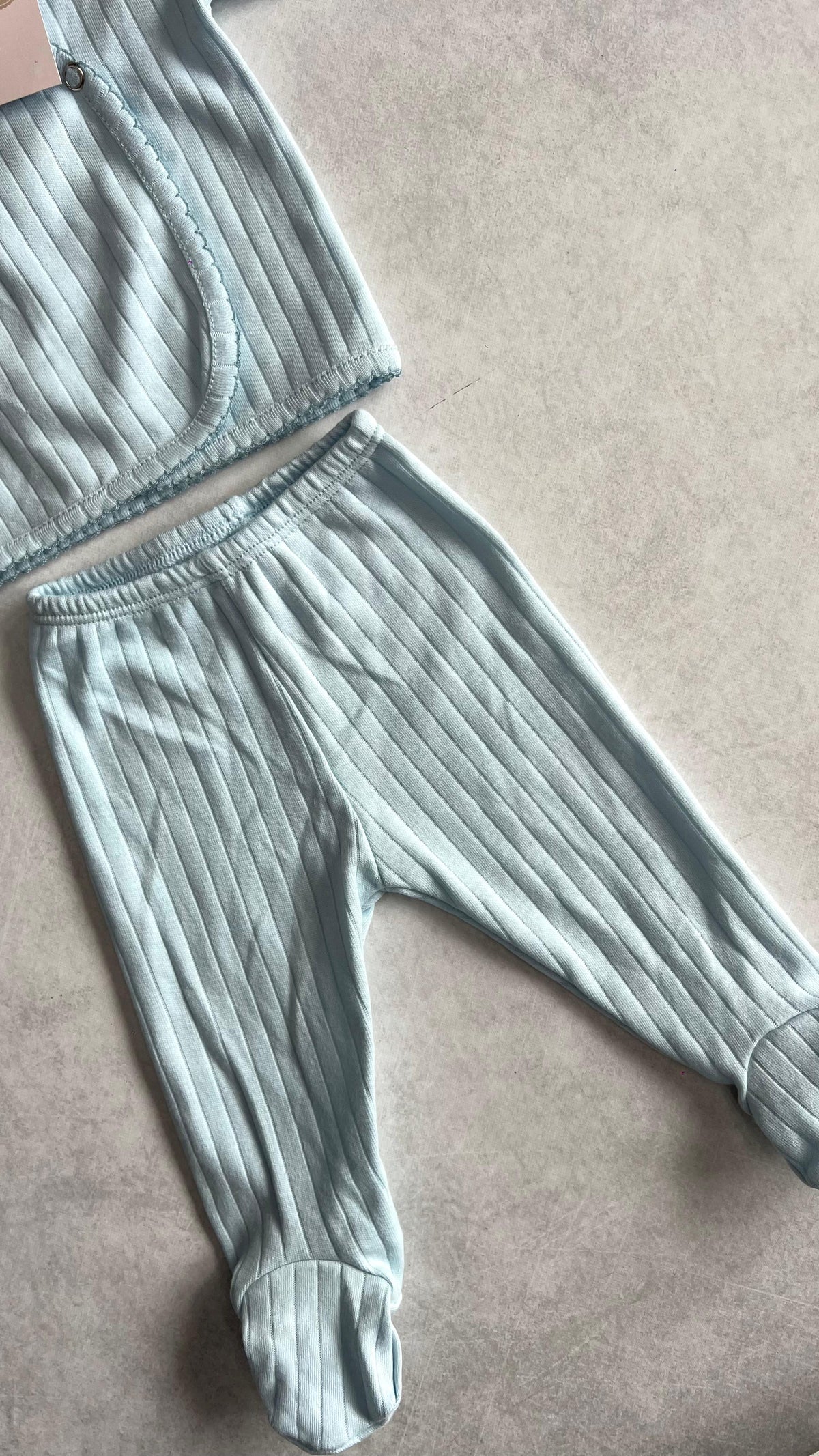 CONJUNTO BATA CRUZADA, PELELE Y GORRITA