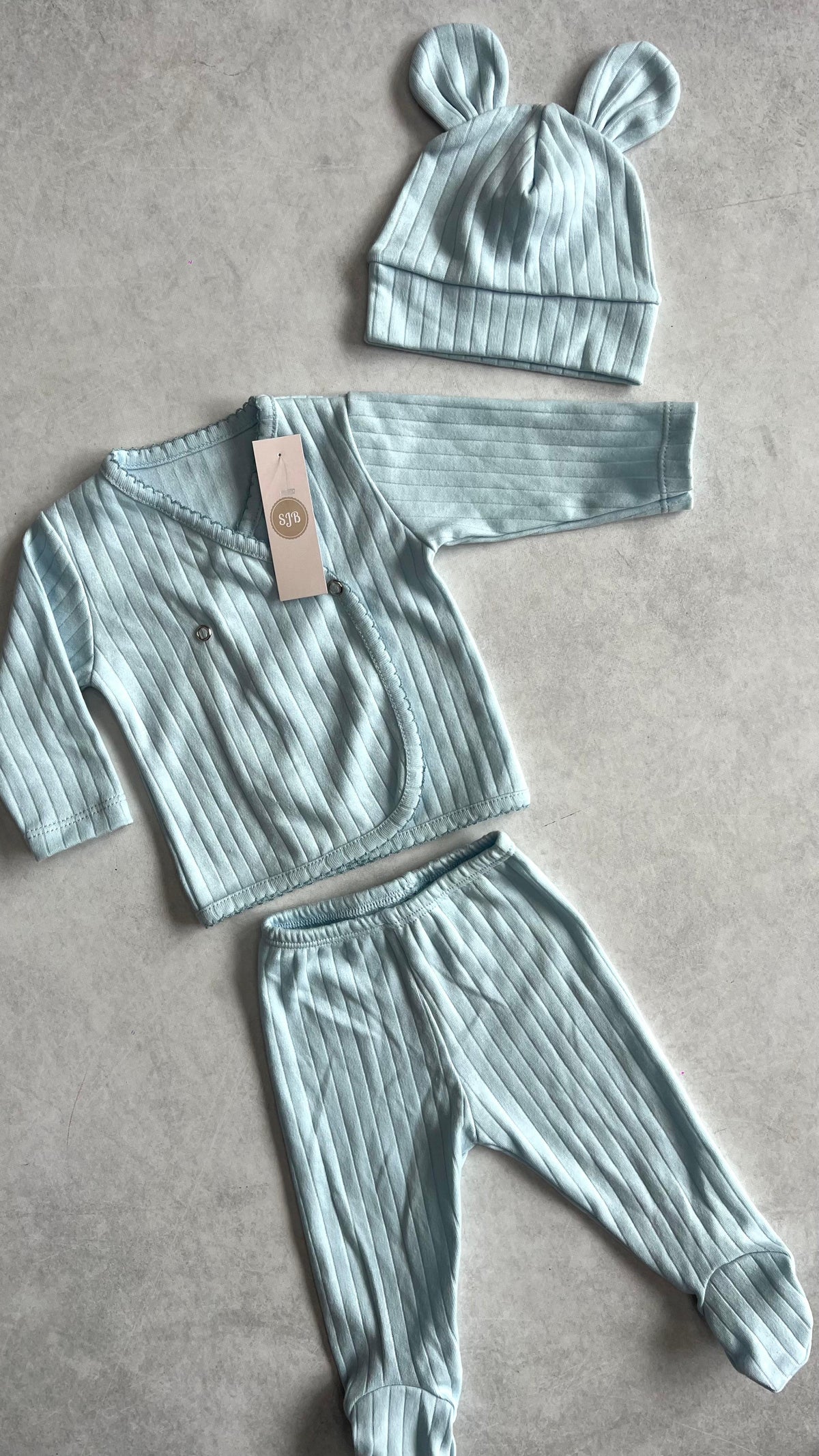 CONJUNTO BATA CRUZADA, PELELE Y GORRITA