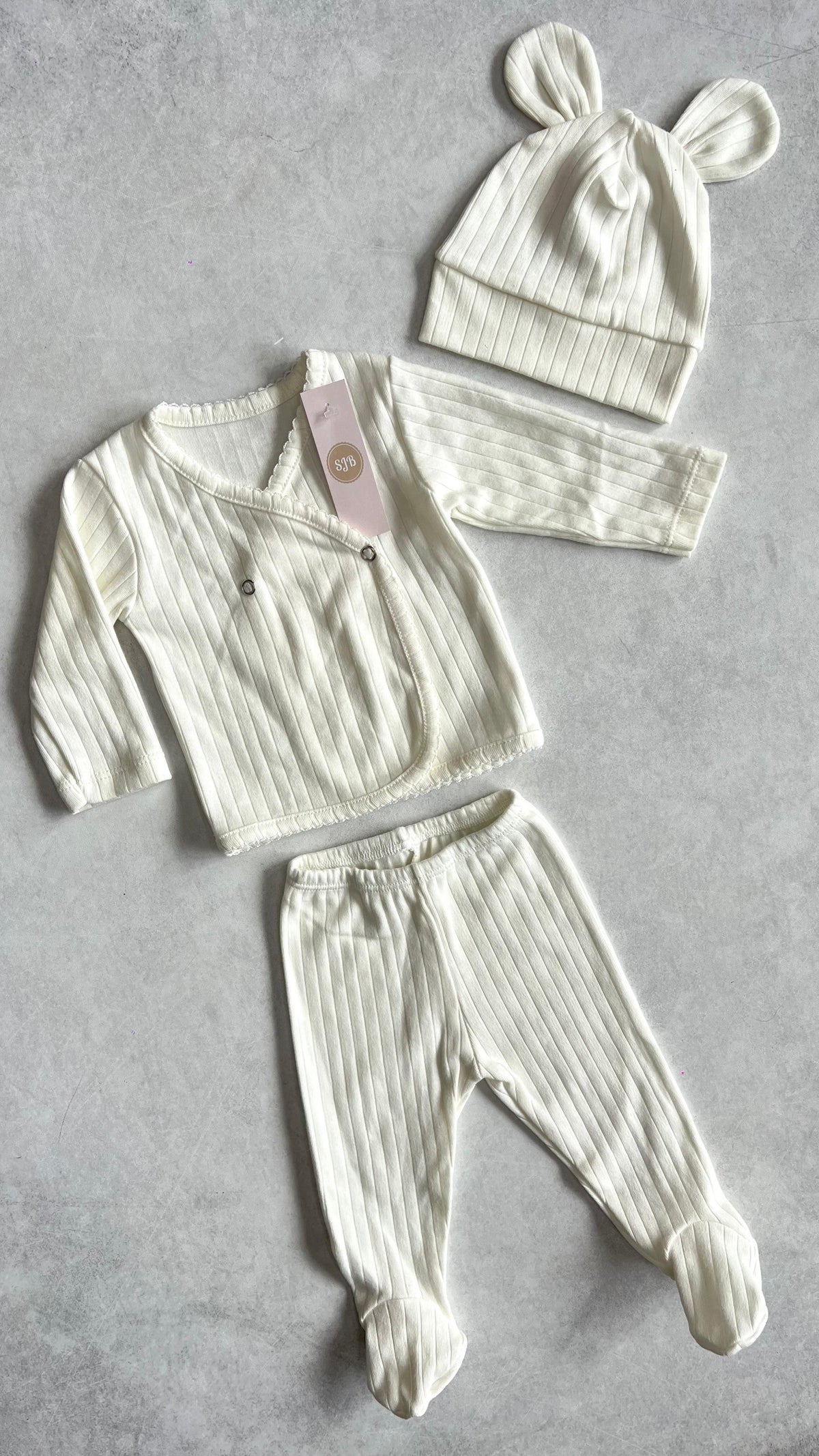 CONJUNTO BATA CRUZADA, PELELE Y GORRITA