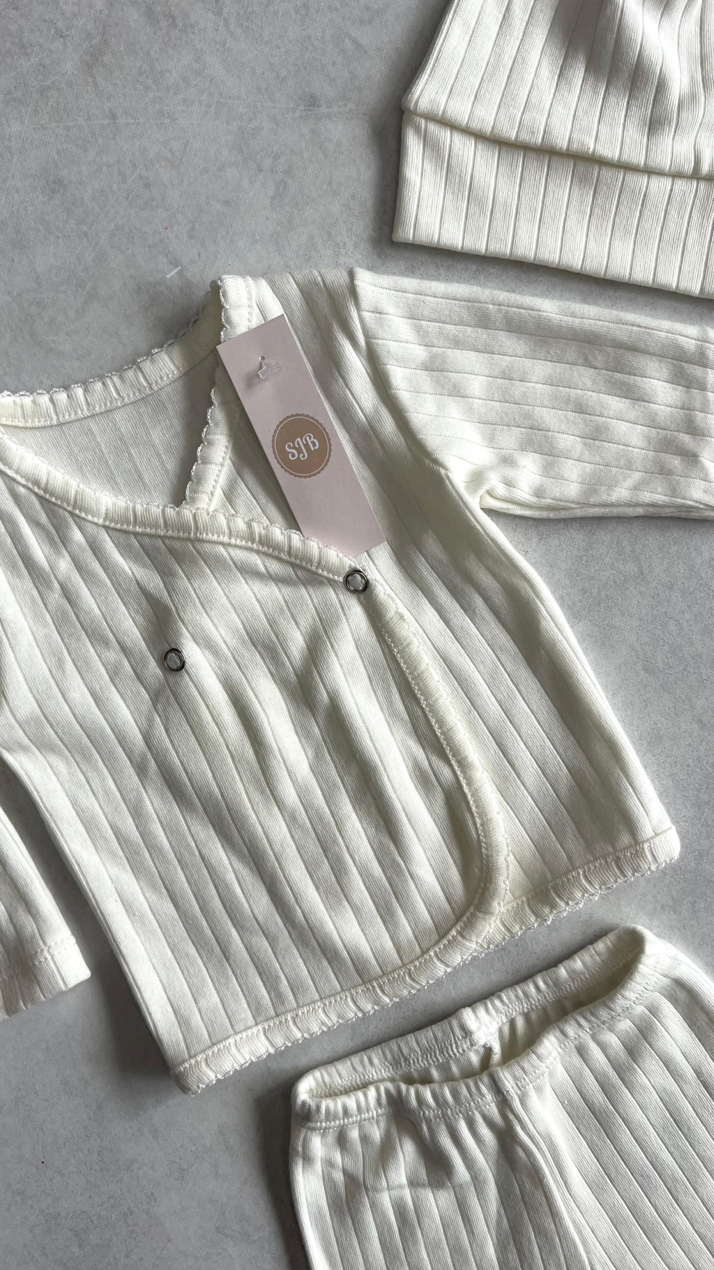 CONJUNTO BATA CRUZADA, PELELE Y GORRITA