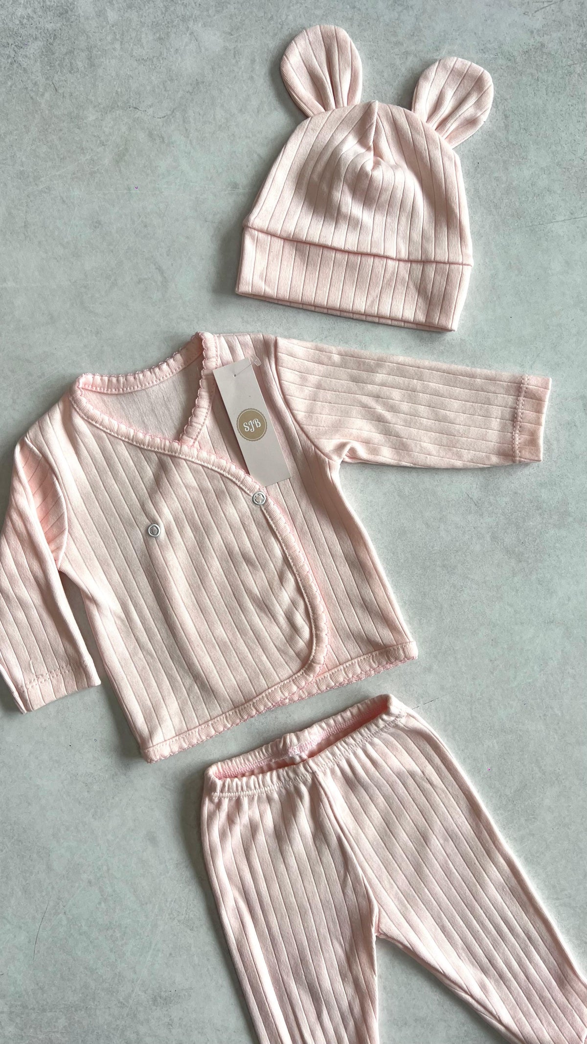 CONJUNTO BATA CRUZADA, PELELE Y GORRITA