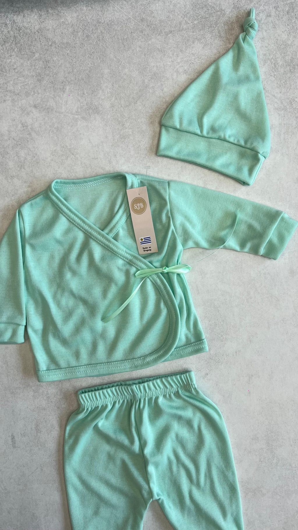 CONJUNTO BATA CRUZADA, PELELE Y GORRITA