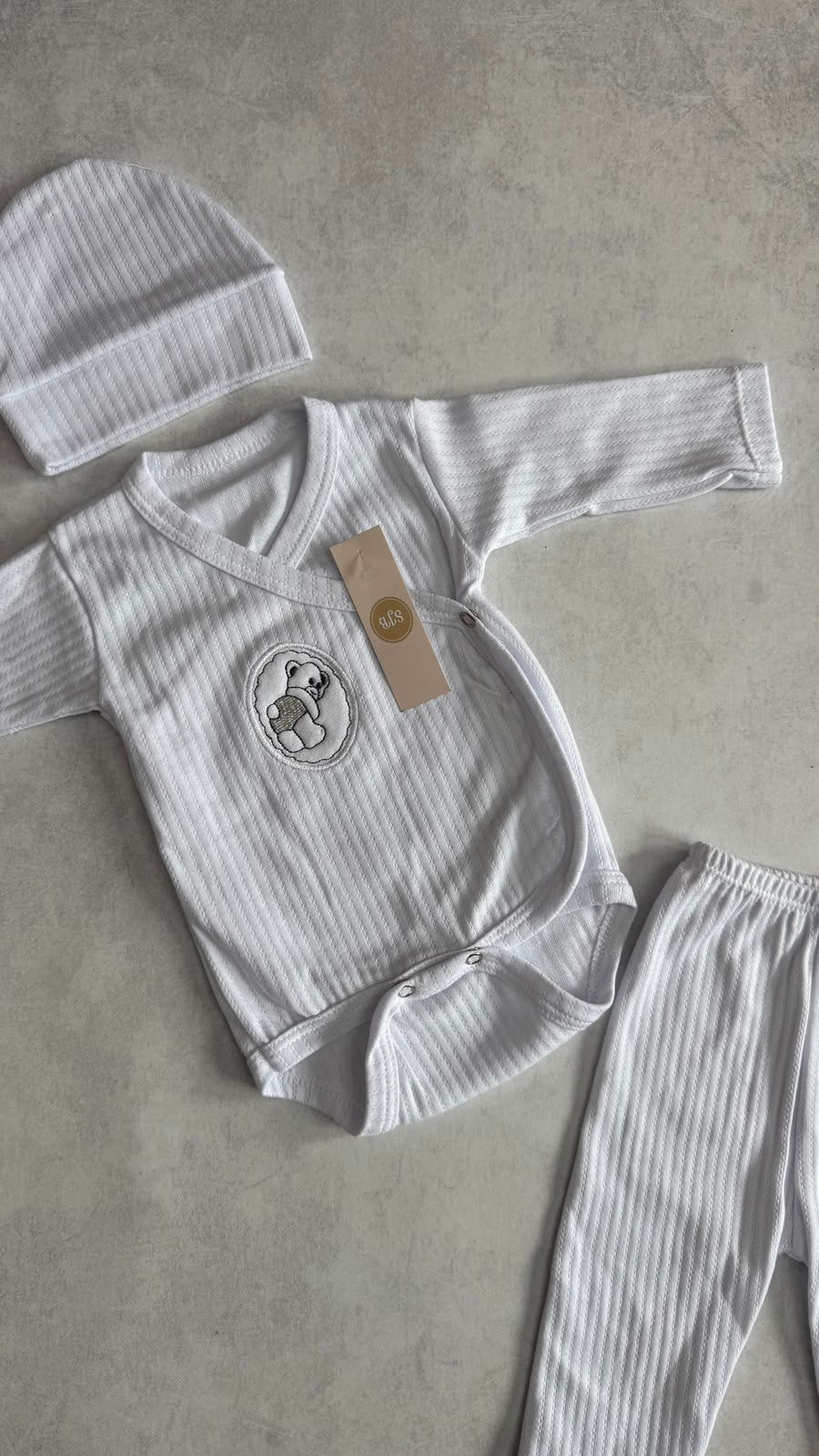 CONJUNTO BODY, PELELE Y GORRITA