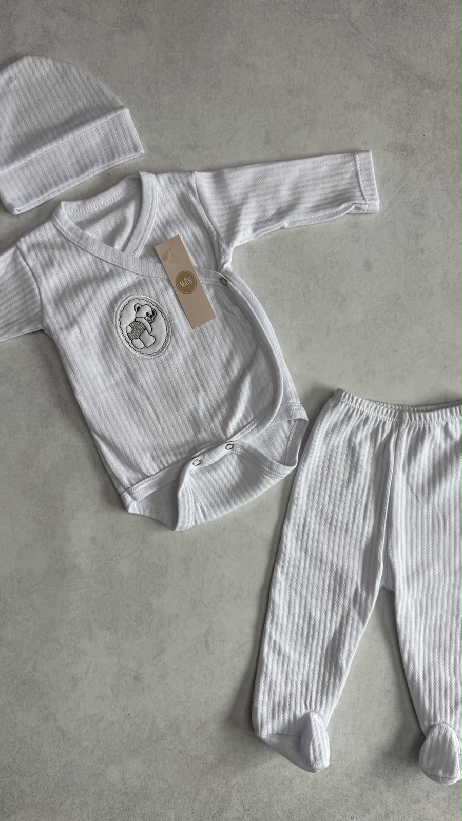 CONJUNTO BODY, PELELE Y GORRITA