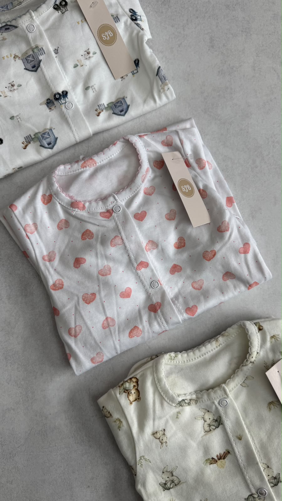 CONJUNTO ESTAMPADO BATA, PELELE Y GORRITA