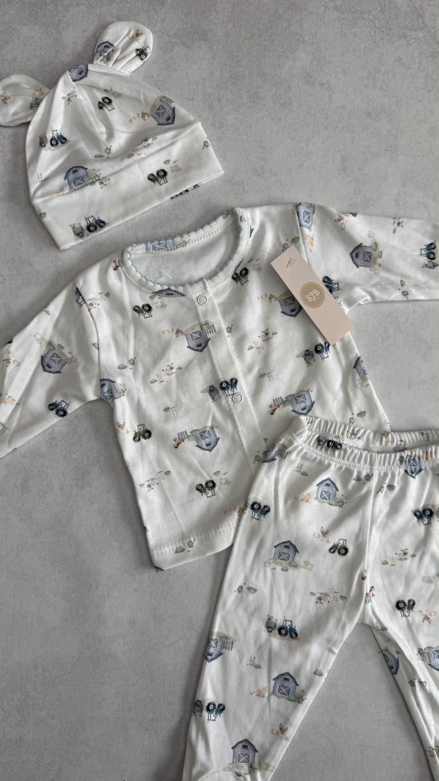 CONJUNTO ESTAMPADO BATA, PELELE Y GORRITA