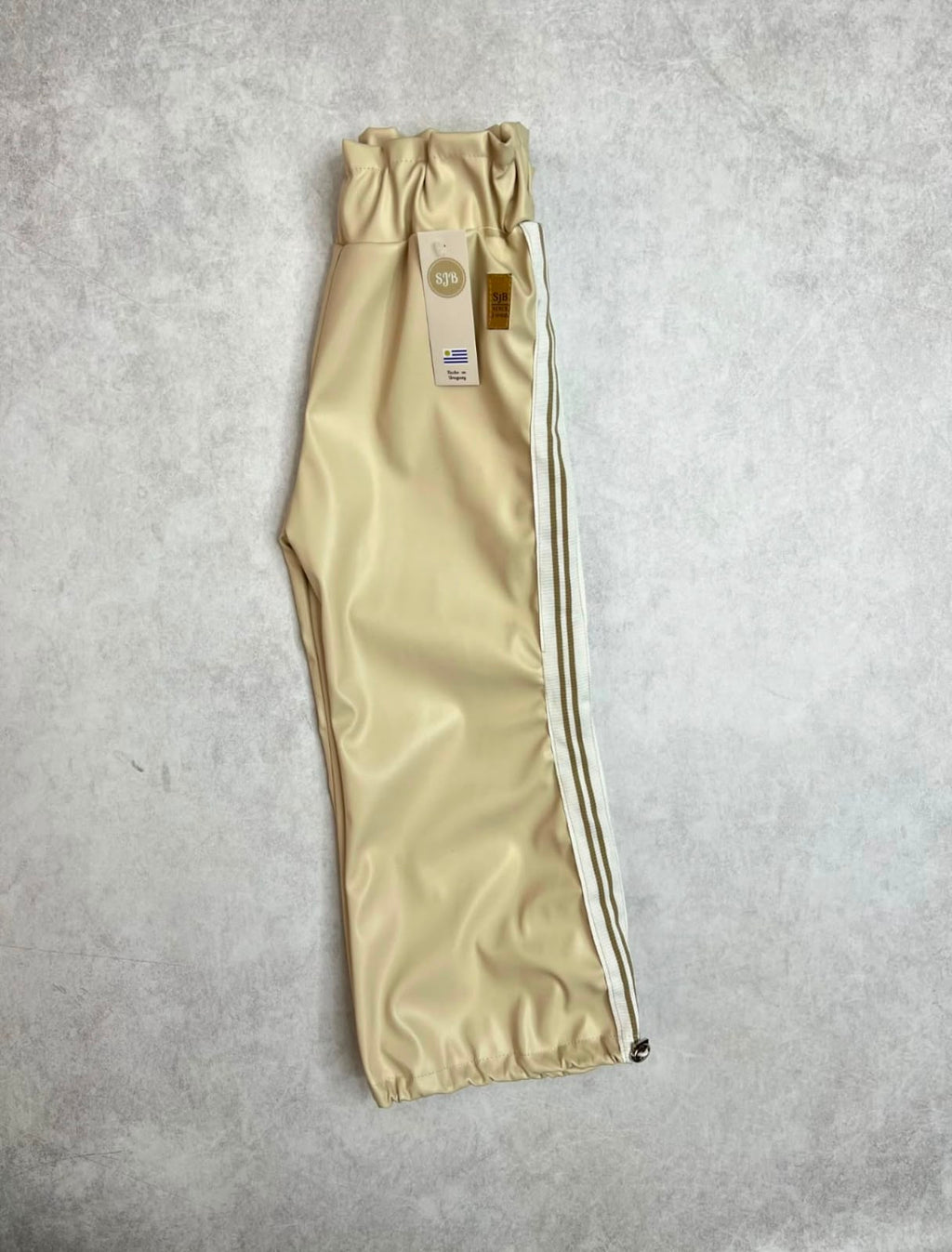PANTALÓN ENGOMADO CON LÍNEAS