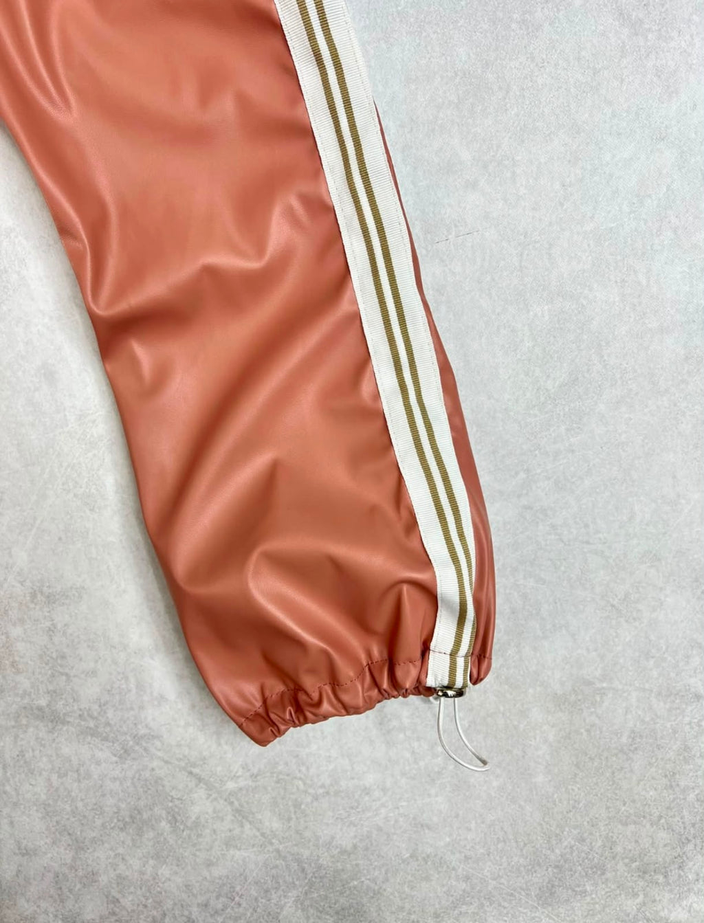 PANTALÓN ENGOMADO CON LÍNEAS