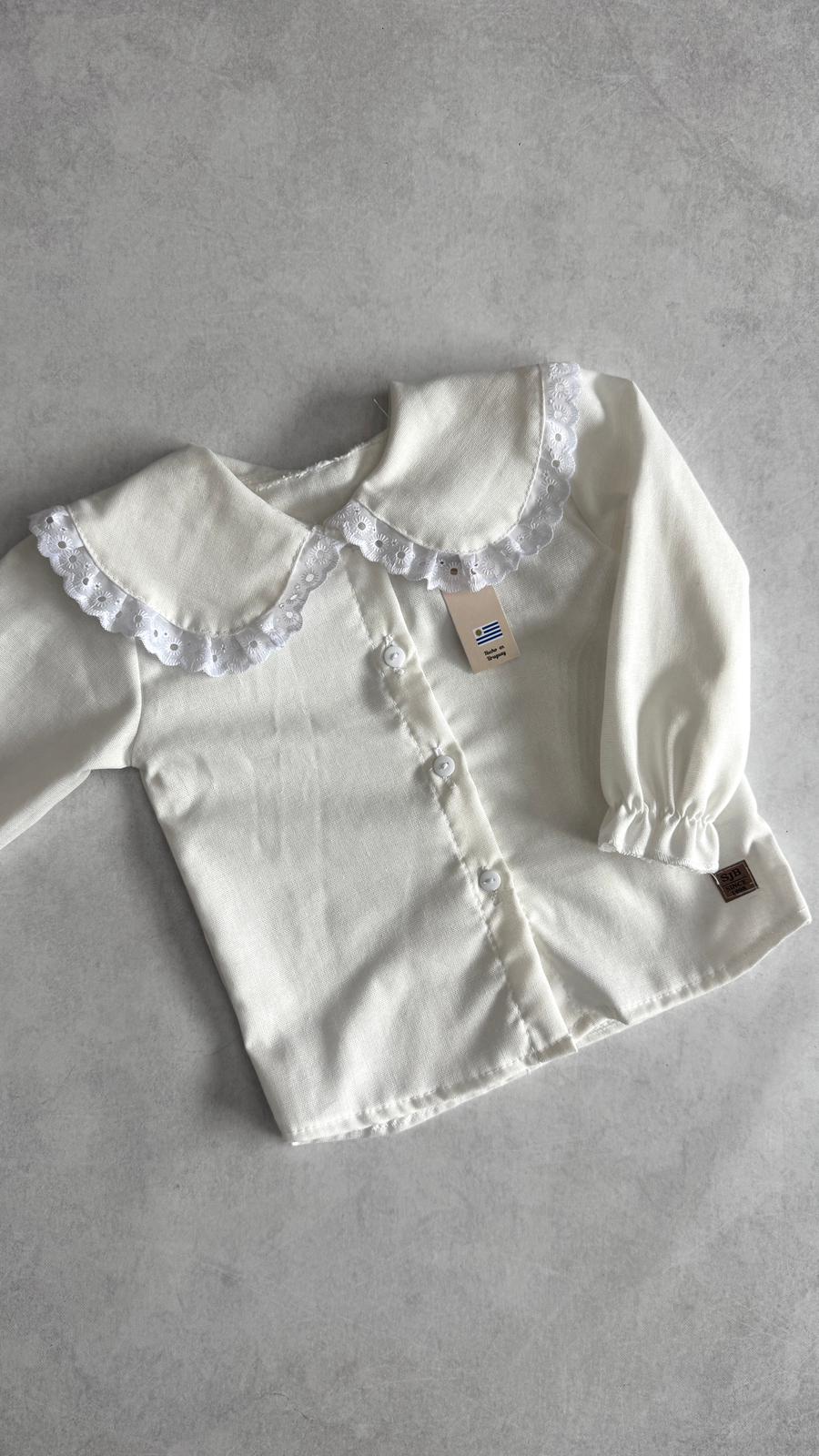 CAMISA CUELLO Y VOLADITOS CON PUNTILLA