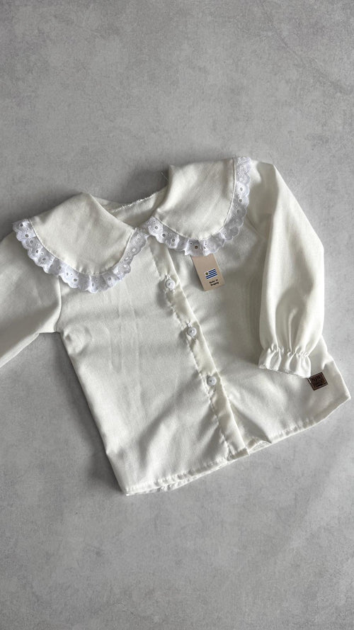 CAMISA CUELLO Y VOLADITOS CON PUNTILLA