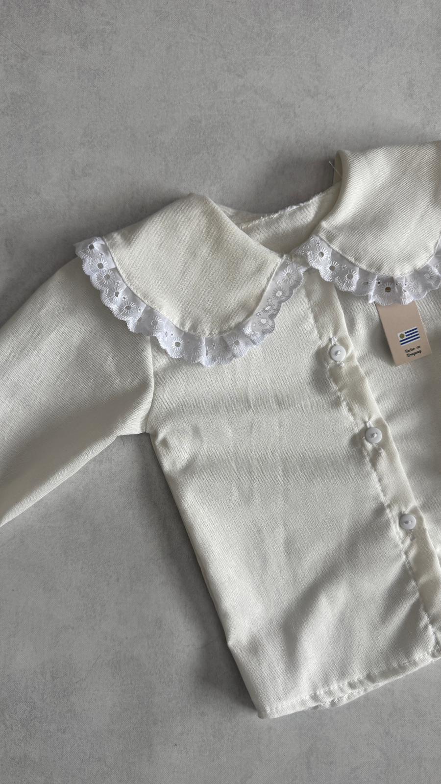 CAMISA CUELLO Y VOLADITOS CON PUNTILLA