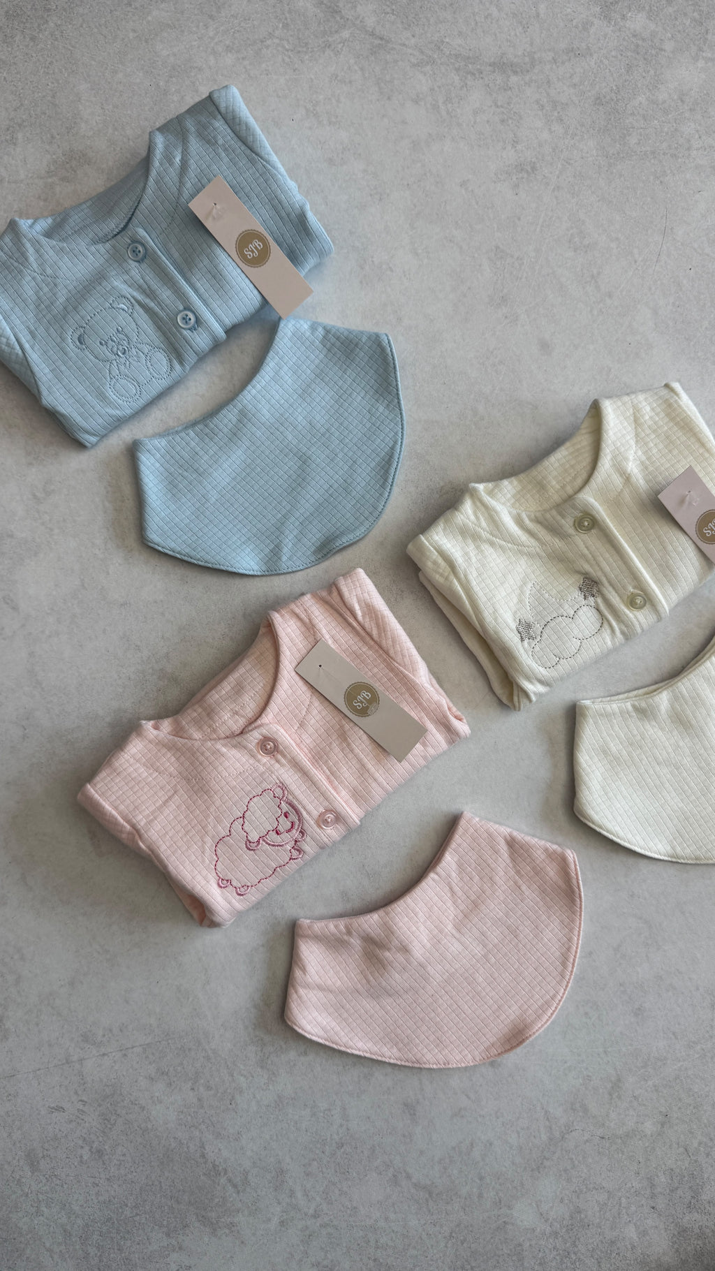 CONJUNTO 3 PIEZAS BATA, PELELE Y BABERO BANDANA