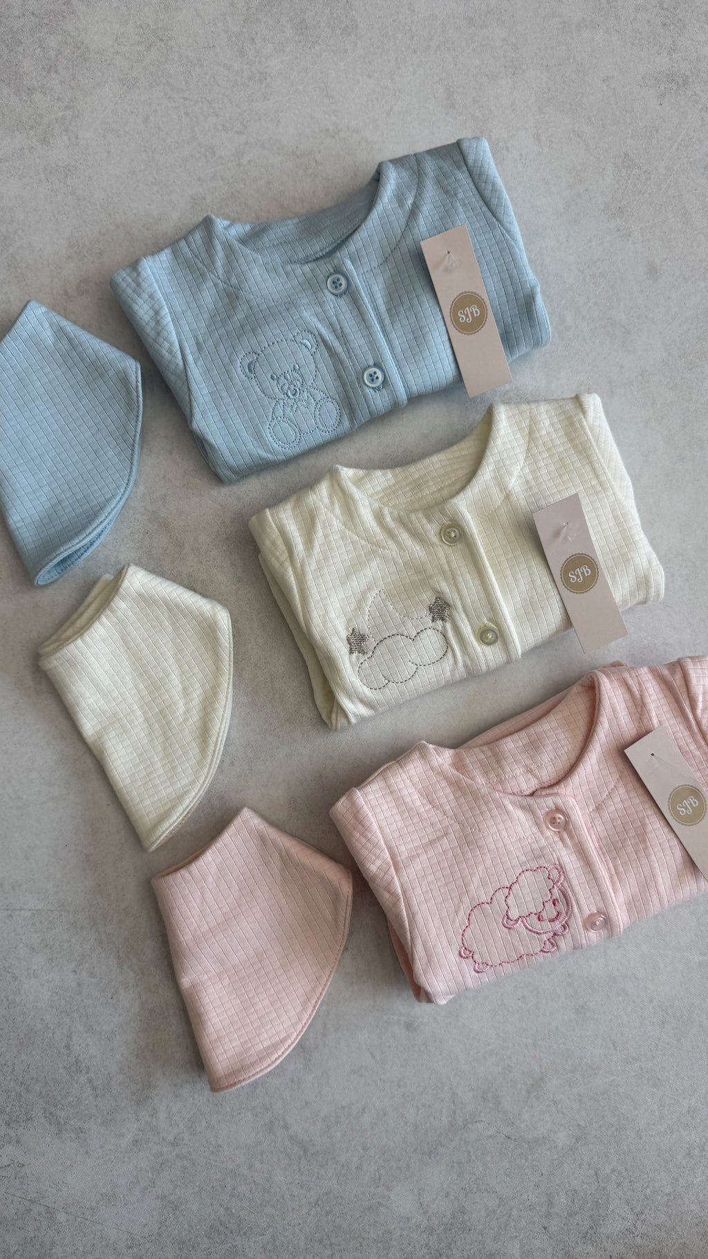 CONJUNTO 3 PIEZAS BATA, PELELE Y BABERO BANDANA