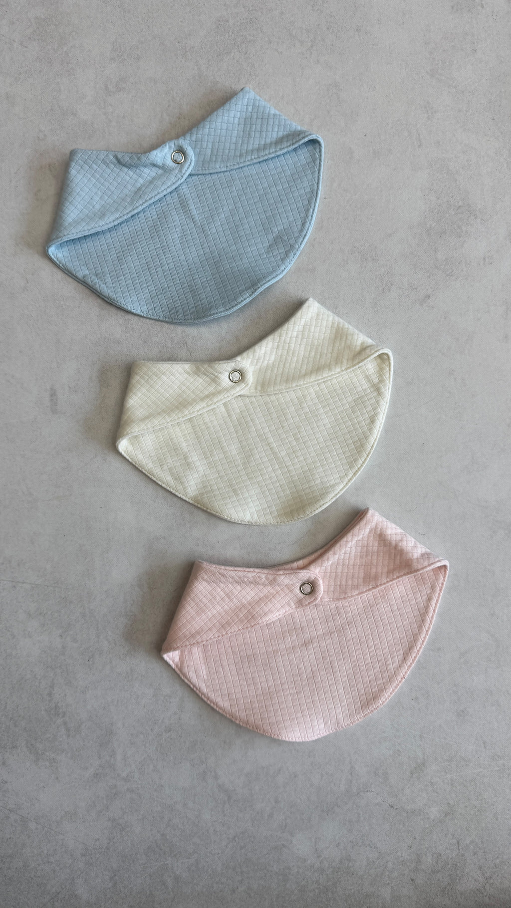 CONJUNTO 3 PIEZAS BATA, PELELE Y BABERO BANDANA